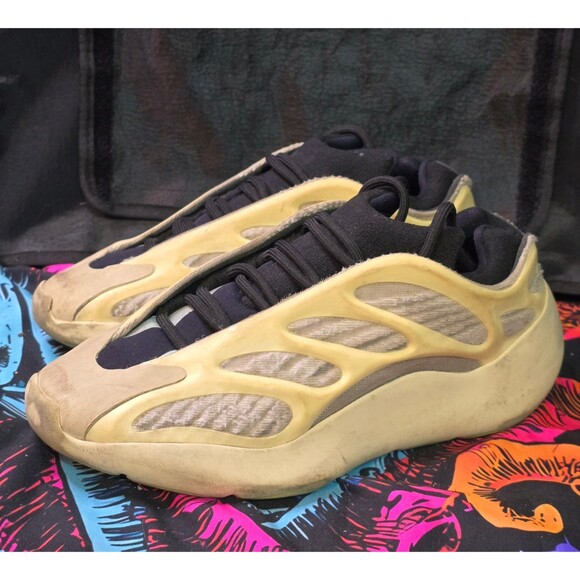 Adidas Yeezy 700 V3 Safflower - Picture 3 of 7
